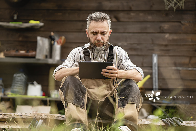 休息期间使用数位平板电脑的木匠图片素材