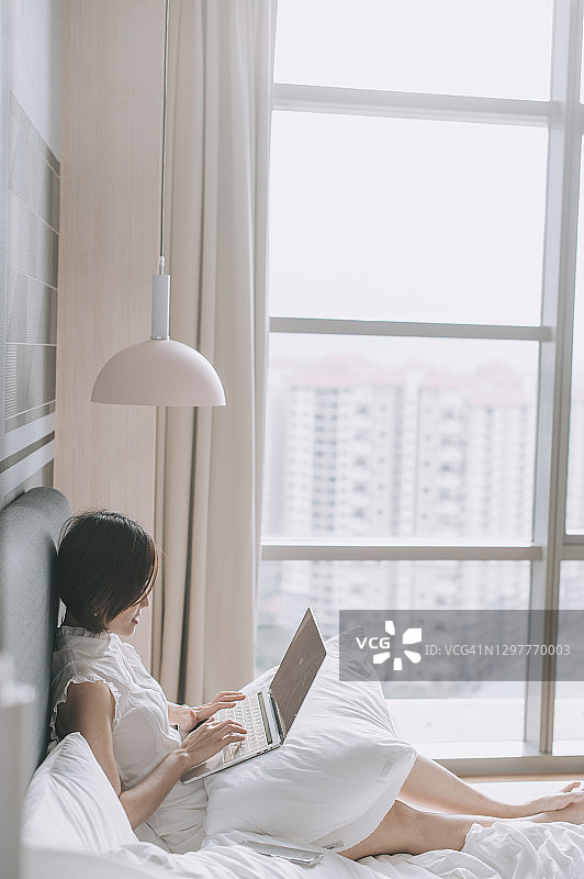 中国美丽女性在家工作，与同事进行虚拟会议图片素材