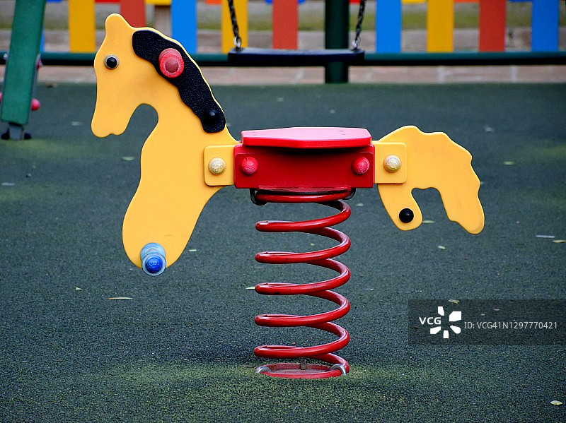 在操场上玩耍的儿童图片素材