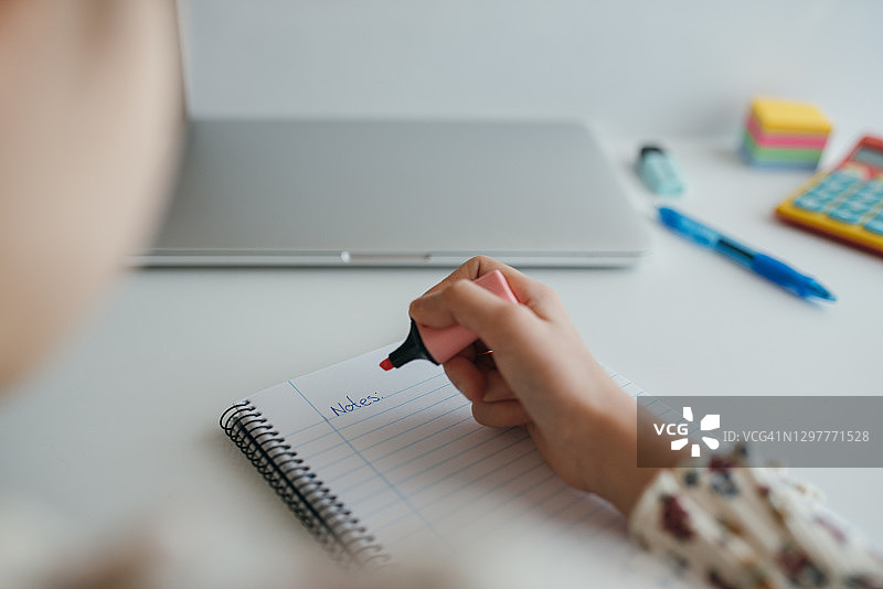 白人女孩在笔记本上写待办事项的手部特写图片素材