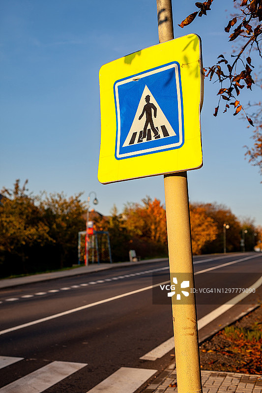 前方人行横道警告标志图片素材