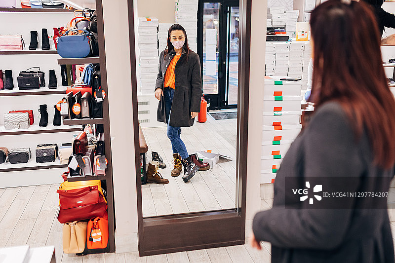 年轻女子在现代鞋店试鞋图片素材
