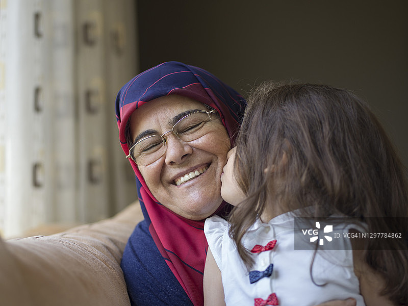 祖母和孙女居家特写图片素材