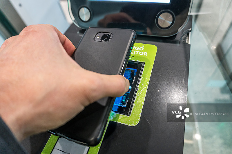 乘客正在通过自动登机牌检查闸门图片素材