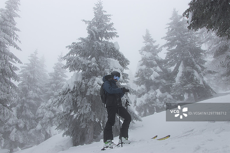 女人滑雪旅行图片素材