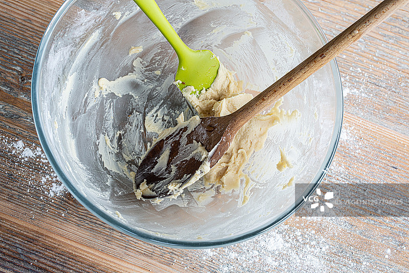 装满烘焙食材的空搅拌碗图片素材