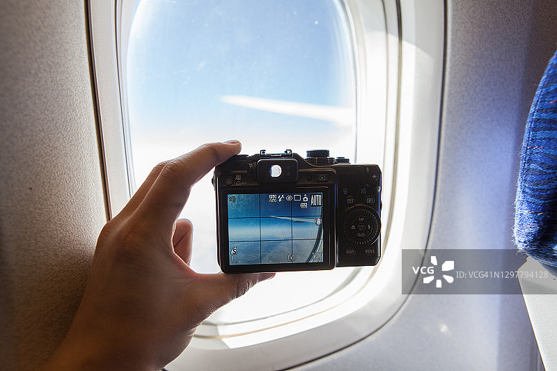 透过飞机舷窗拍摄机翼和埃及西部沙漠图片素材