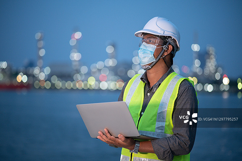 在施工现场进行行业重要施工的亚洲建筑工人图片素材