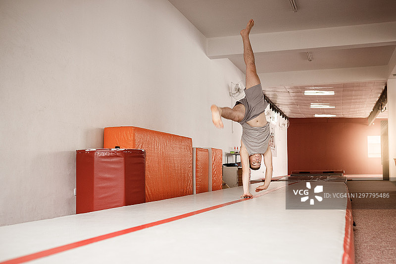 男人在做车轮图片素材