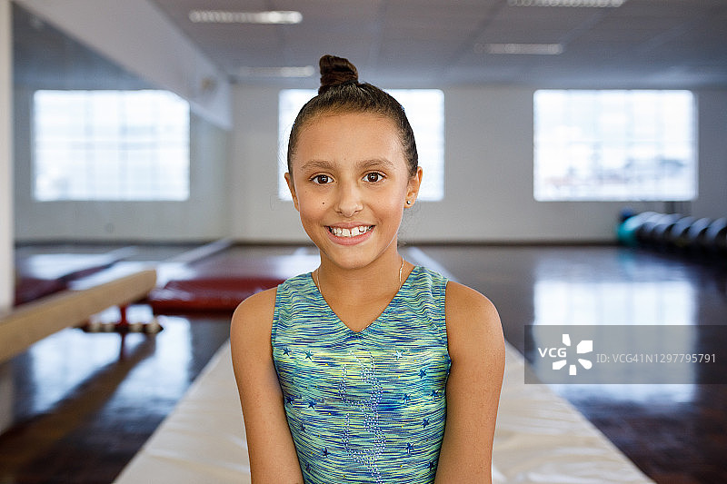 年轻女体操运动员的肖像图片素材