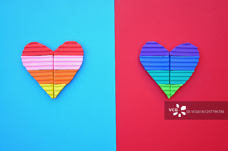 用橡皮泥在纸上制作的鲜艳彩色波普艺术风格心形图片素材