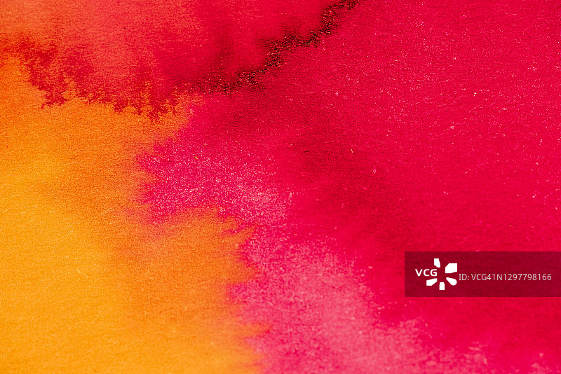 纸上混合的鲜艳粉色和橙色水彩图片素材