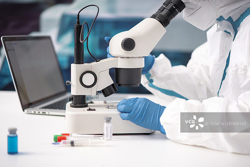 一位女医生正在看显微镜图片素材