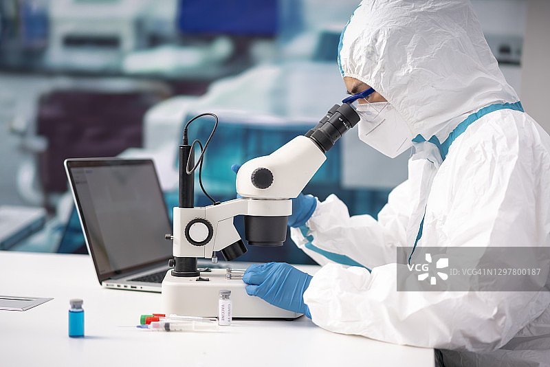 一位女医生正在看显微镜图片素材