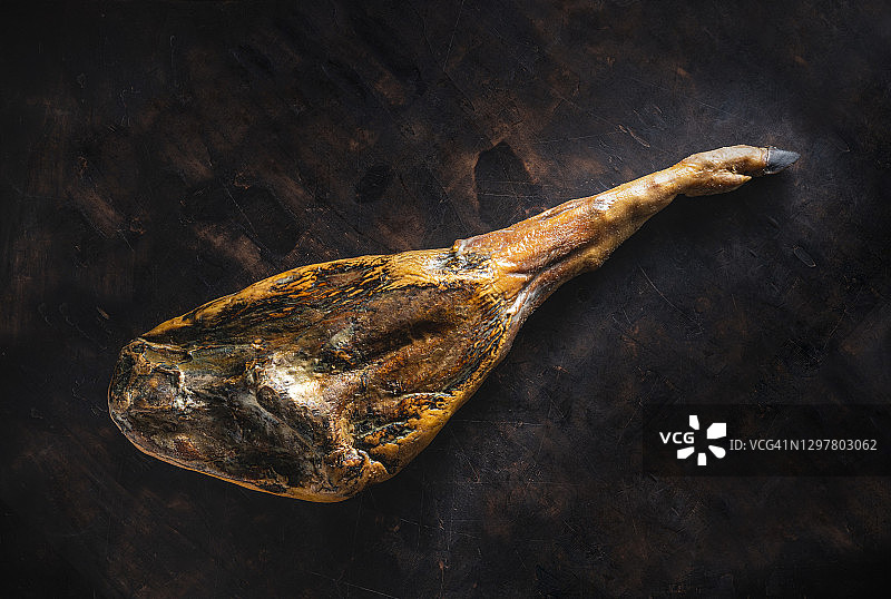 伊比利亚火腿，带黑色蹄子的整只伊比利亚火腿图片素材