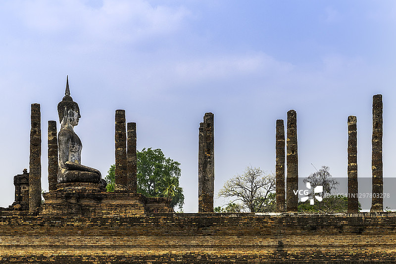 泰国素可泰历史公园玛哈泰寺的佛像和寺庙遗址侧视图图片素材