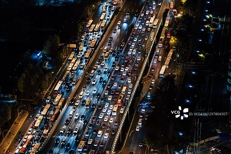 高峰时段拥堵的交通图片素材