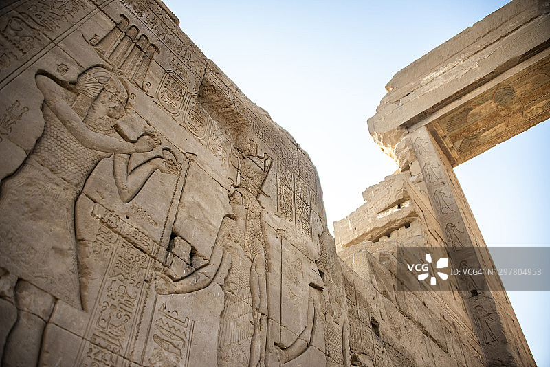 埃及丹德拉哈索尔神庙的纪念碑式装饰柱廊图片素材