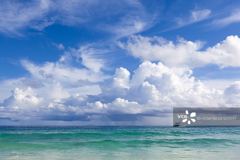 水面上的双体船和地平线图片素材