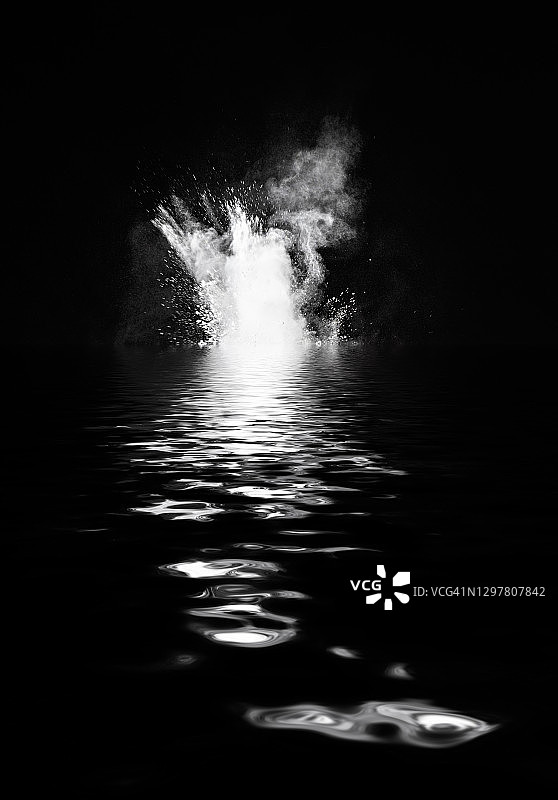 水面上白色粉末和烟雾的冲击爆炸图片素材