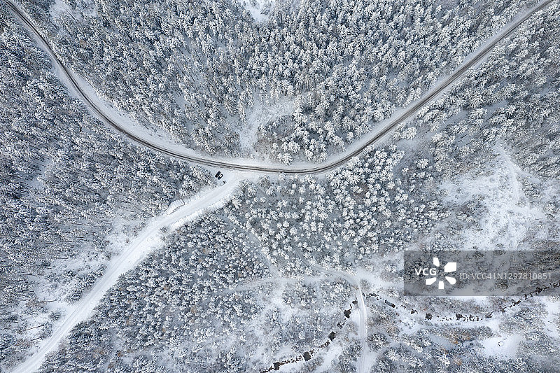 冬季森林鸟瞰：通往冬季仙境的道路图片素材