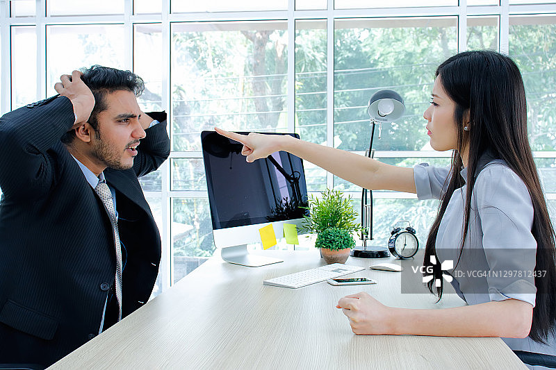 商务经理指责压力过大的员工图片素材