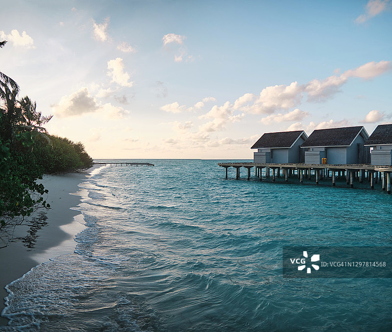波光粼粼的宁静海面上风景如画的日落图片素材