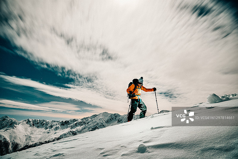 夜间滑雪登山之旅图片素材
