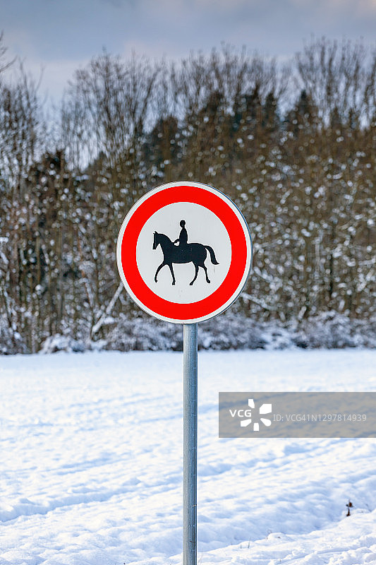 雪地里禁止骑马的标志图片素材