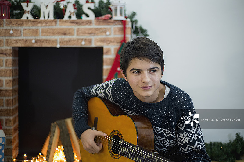 圣诞节弹吉他的男人图片素材