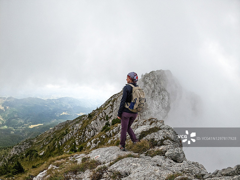 罗马尼亚喀尔巴阡山脉皮亚特拉·克拉尤鲁伊国家公园岩脊上的女人图片素材