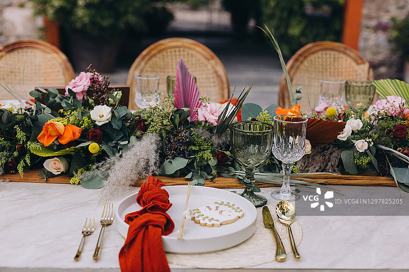 色彩缤纷的餐桌布置细节图片素材