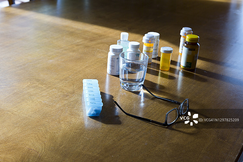 中年妇女在家服药图片素材