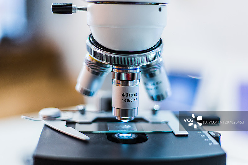 带载玻片的显微镜图片素材