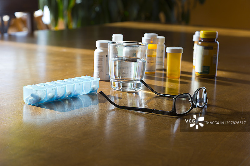 中年妇女在家服药图片素材