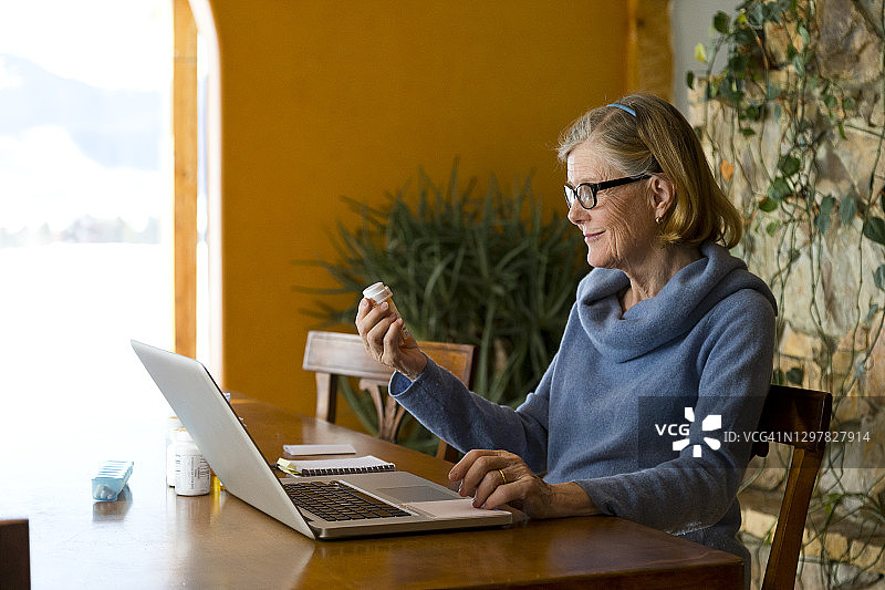 中年妇女在家服药图片素材