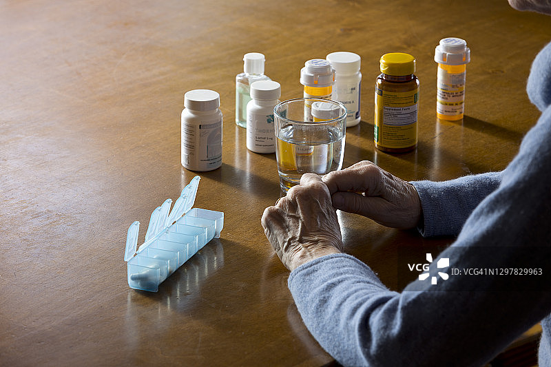 中年妇女在家服药图片素材