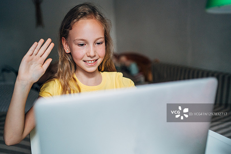 女学生在家通过在线视频课程学习图片素材