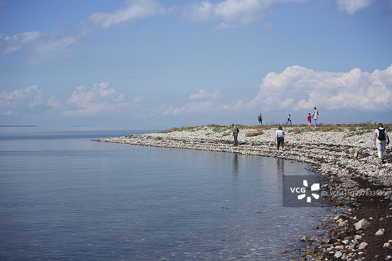 一群人在丹麦波罗的海沿岸行走图片素材
