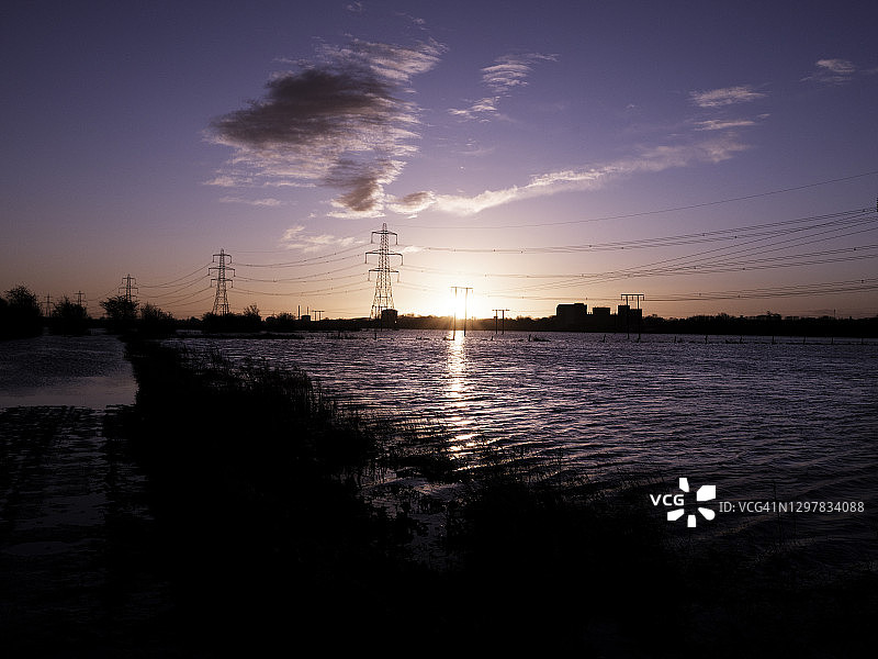 日出时被洪水淹没的田野图片素材