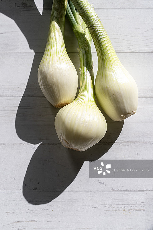 木质背景上的甜洋葱图片素材
