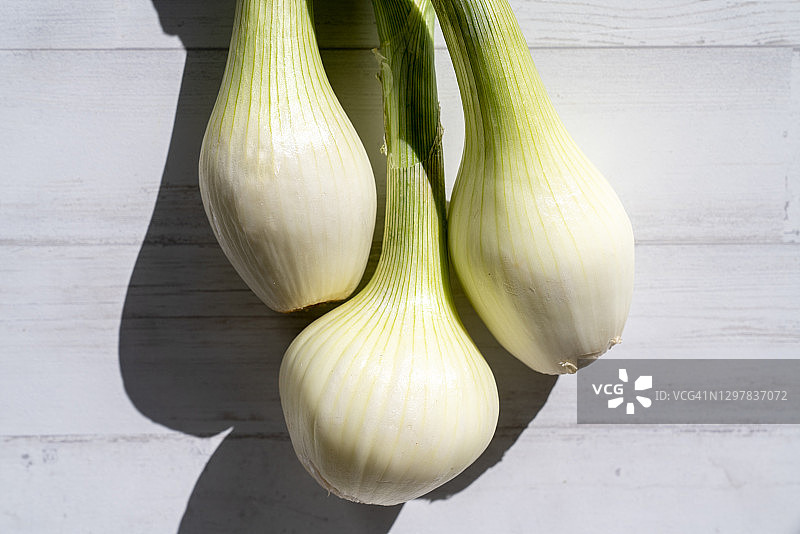 木质背景上的甜洋葱图片素材