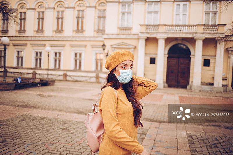 疫情期间戴口罩的年轻女人图片素材