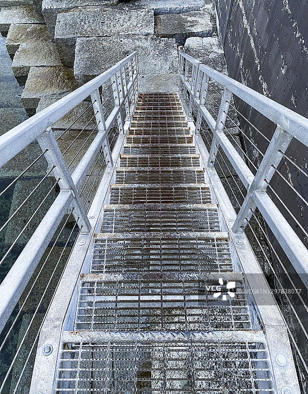 防滑金属楼梯通向大海图片素材