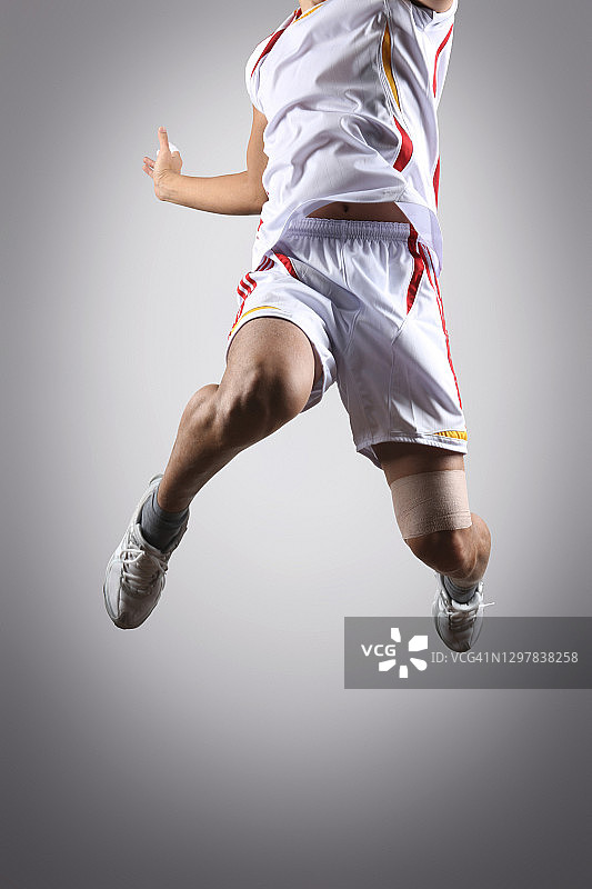 亚洲男人穿制服打排球，跳跃扣球图片素材