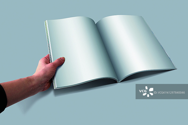 手拿书本或杂志图片素材