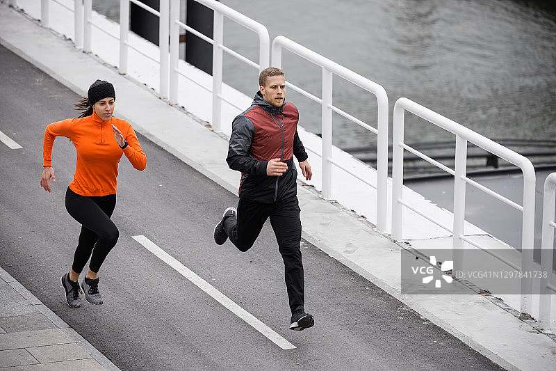 年轻的白人情侣享受健康生活方式图片素材