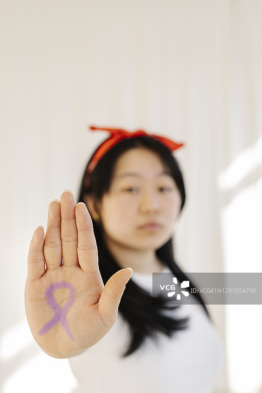 手绘乳腺癌标志的女人图片素材