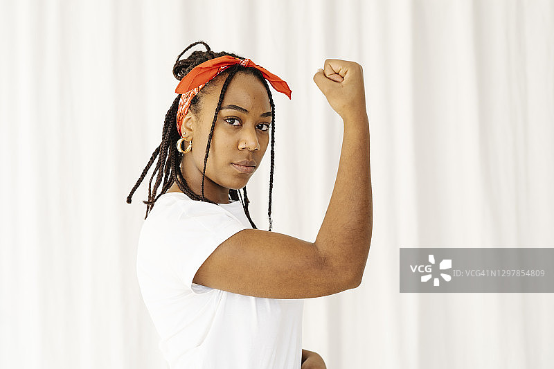 展示力量的女人图片素材