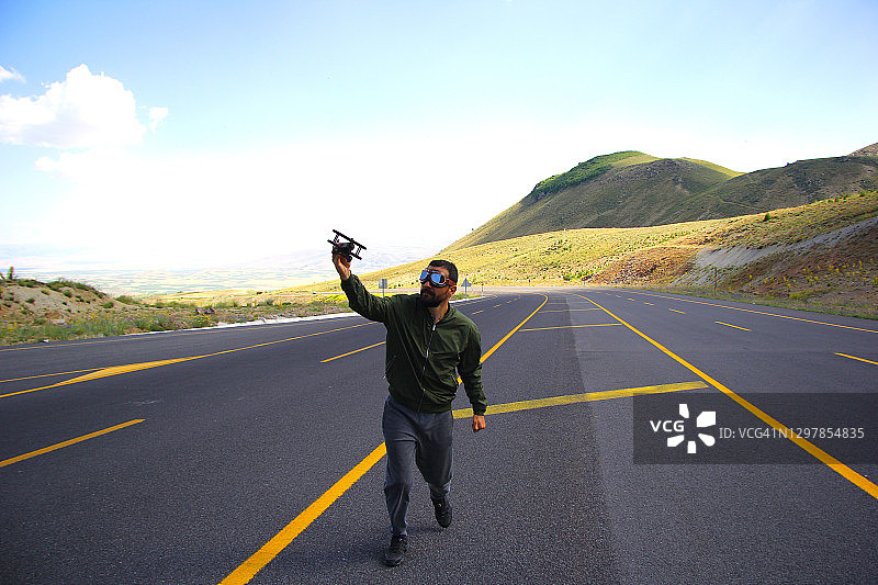 戴飞行员眼镜的复古风飞行员图片素材
